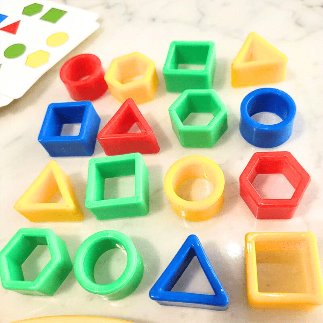 Formes géométriques Montessori colorées en plastique, utilisées pour le tri et l'association dans un puzzle éducatif pour enfant