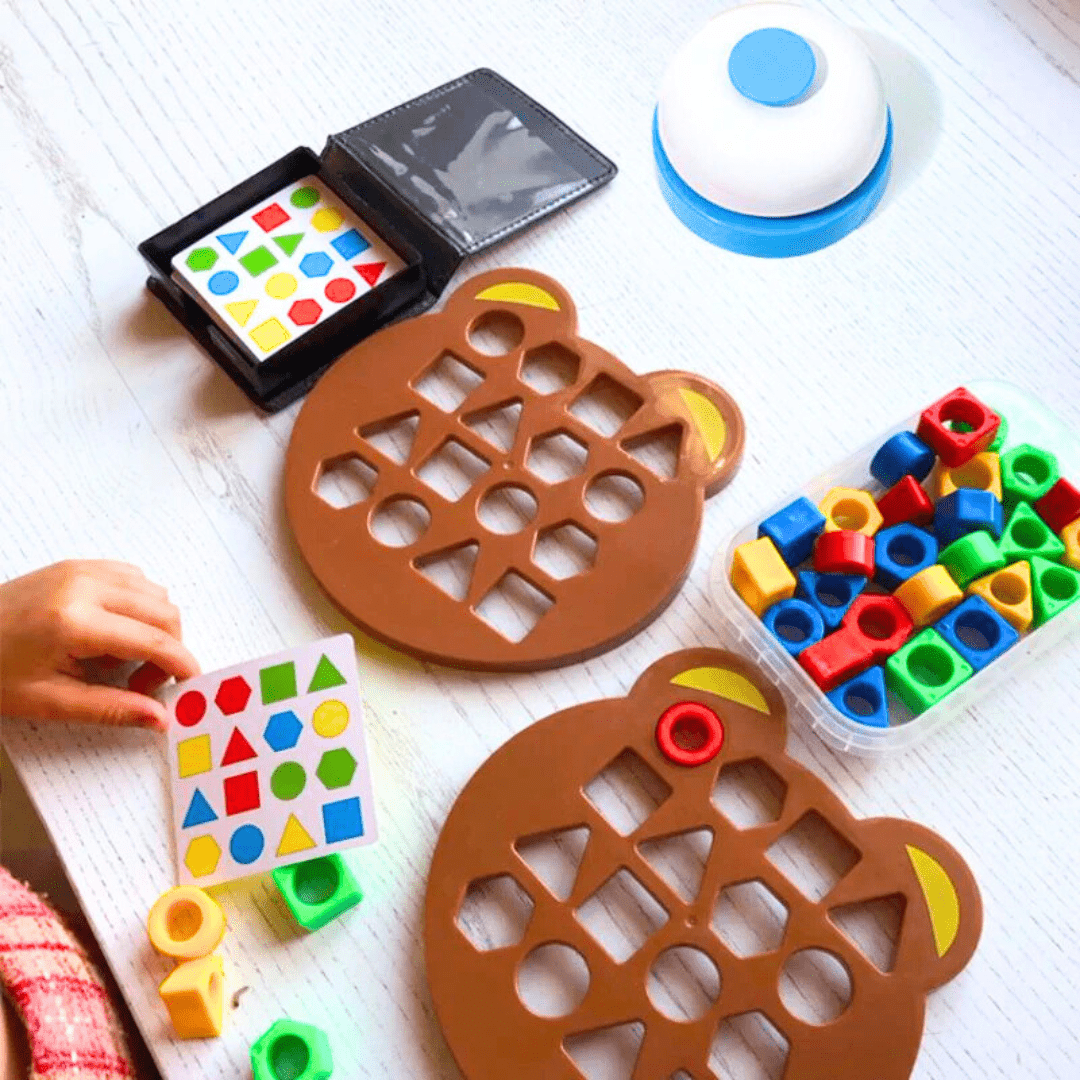 Puzzle Montessori pour enfant avec cartes de formes, pièces colorées et plateaux en forme d’ours, jeu éducatif et ludique pour jouer à deux
