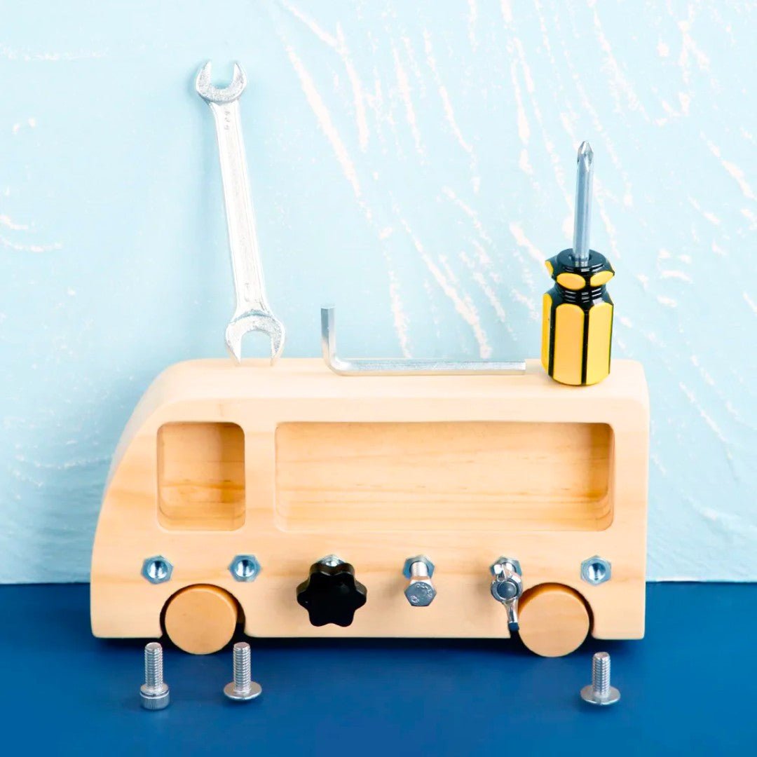 Busy board en forme de véhicule avec tournevis, clés et boulons – activité éducative Montessori pour enfants bricoleurs