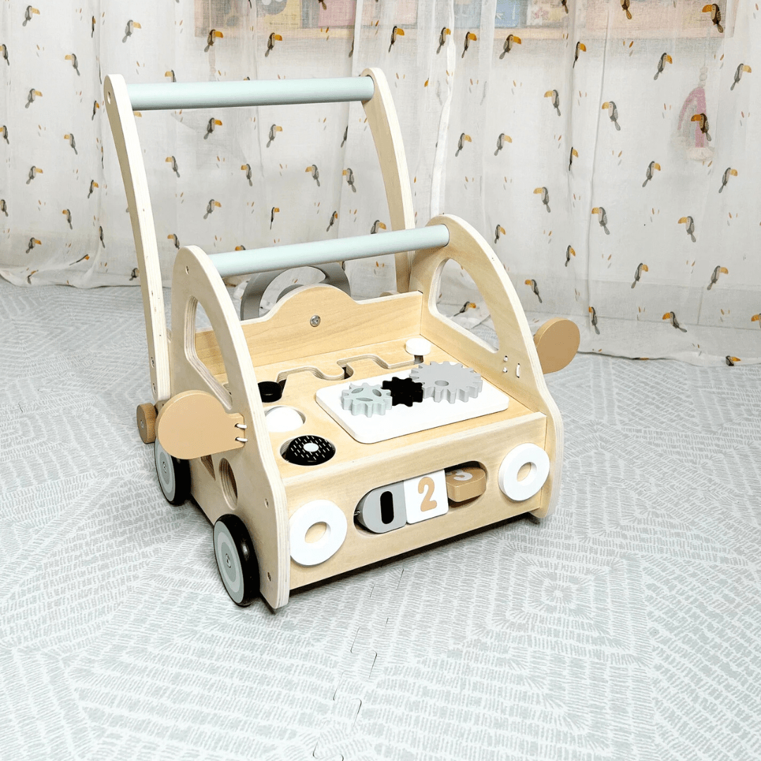 Chariot de marche en bois clair pour bébé, conçu selon la pédagogie Montessori