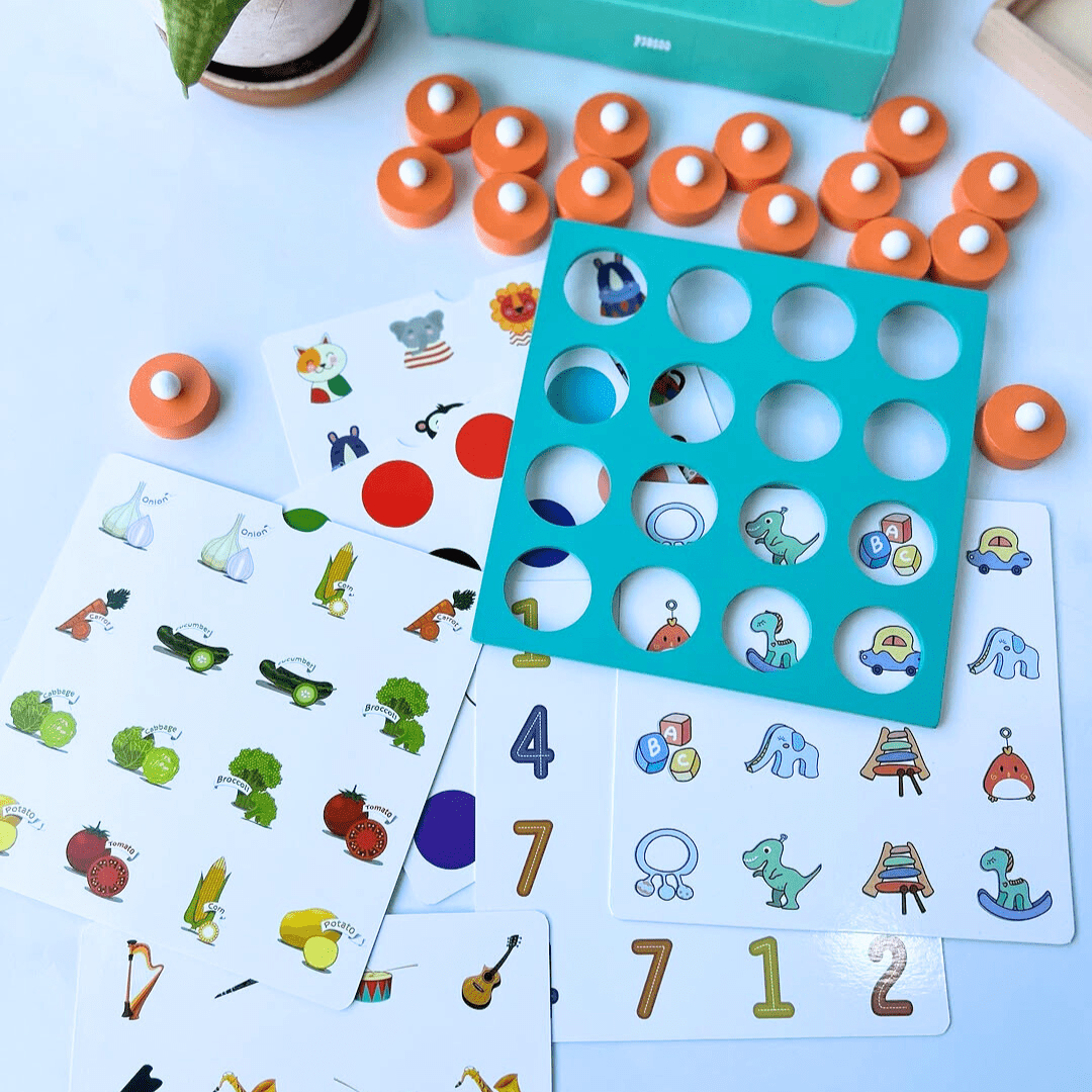 Jeu de mémoire pour enfant avec cartes colorées et couvercle à trous en bois