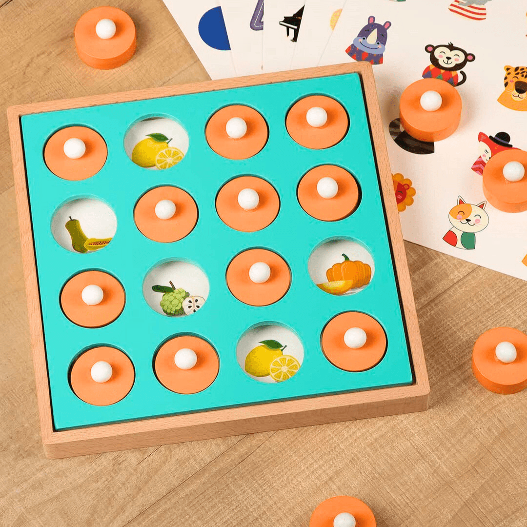 Jeu de mémoire Montessori avec pions levés et images cachées révélées