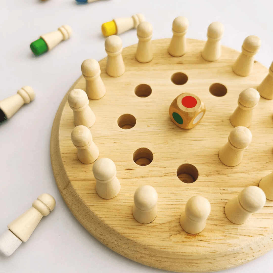 Jeu de mémoire Montessori en bois avec pions naturels et dé coloré, idéal pour stimuler la concentration des enfants