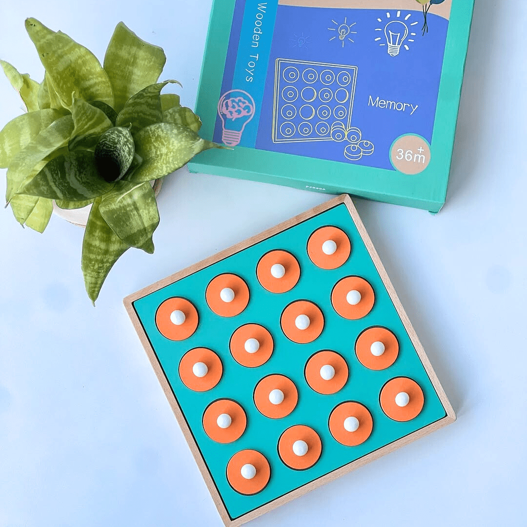 Boîte du jeu de mémoire Montessori en bois avec 16 pions orange et support bleu