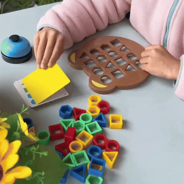 gif d'une petite fille qui pioche une carte du jeu et qui assemble les formes et couleurs du puzzle.