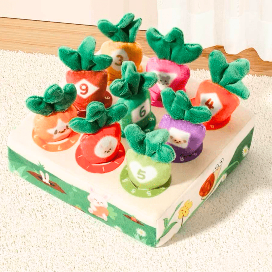 Puzzle sensoriel Montessori en peluche avec neuf carottes colorées numérotées de 1 à 9, sur un socle illustré, idéal pour développer la motricité fine et l’apprentissage des chiffres.