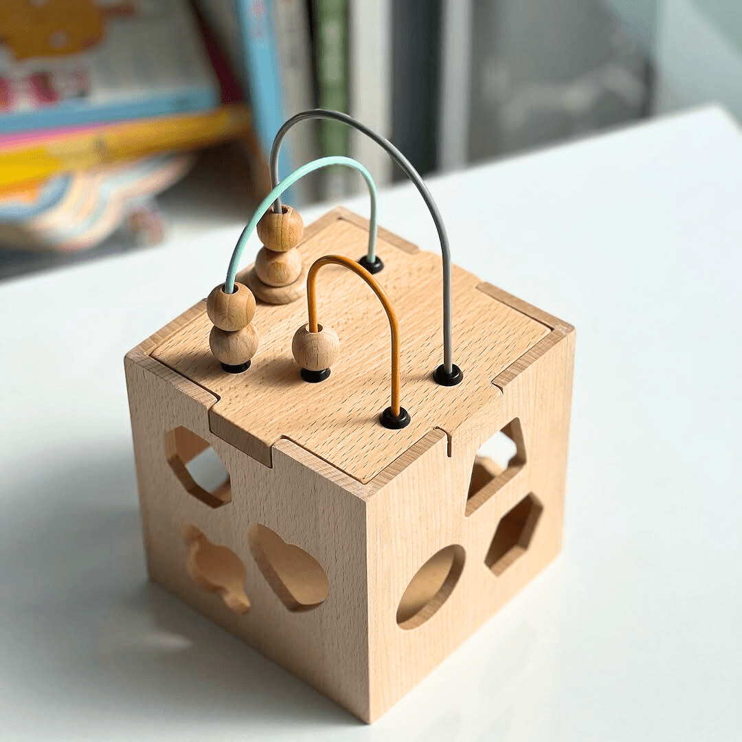 Cube à formes en bois