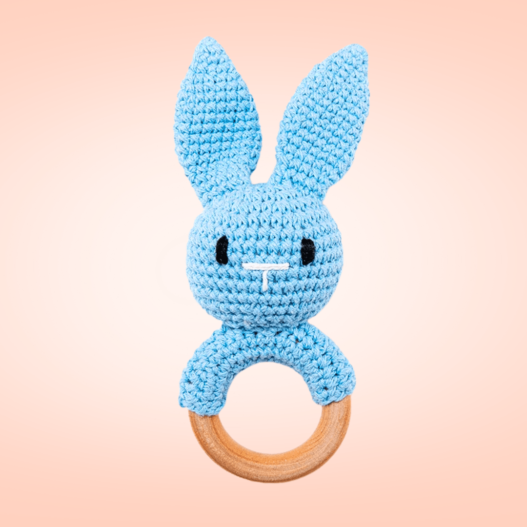 Hochet en bois lapin en tricot