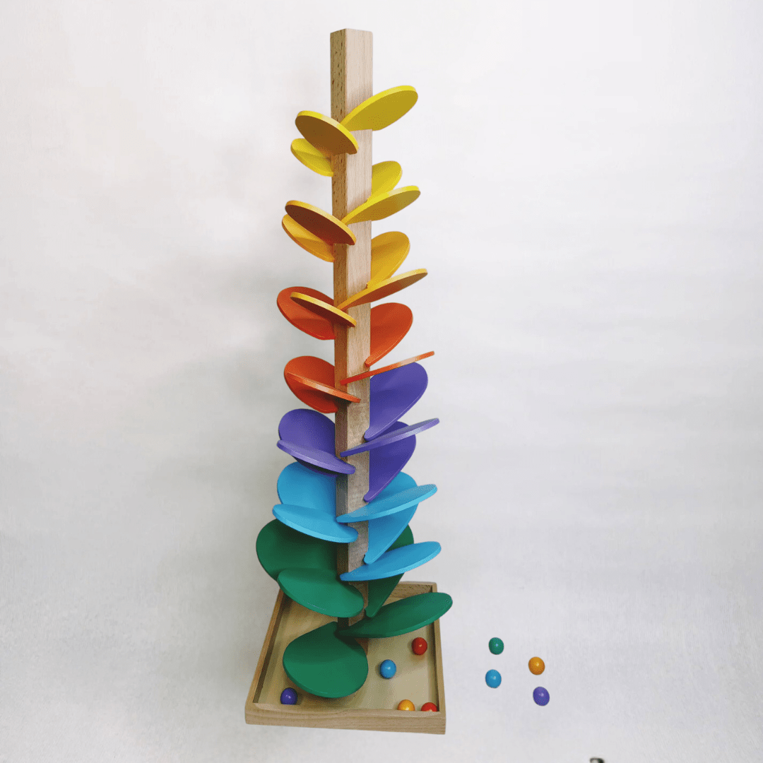 Arbre arc-en-ciel musical Montessori entier avec ses pétales colorés du jaune au vert et des billes prêtes à rouler