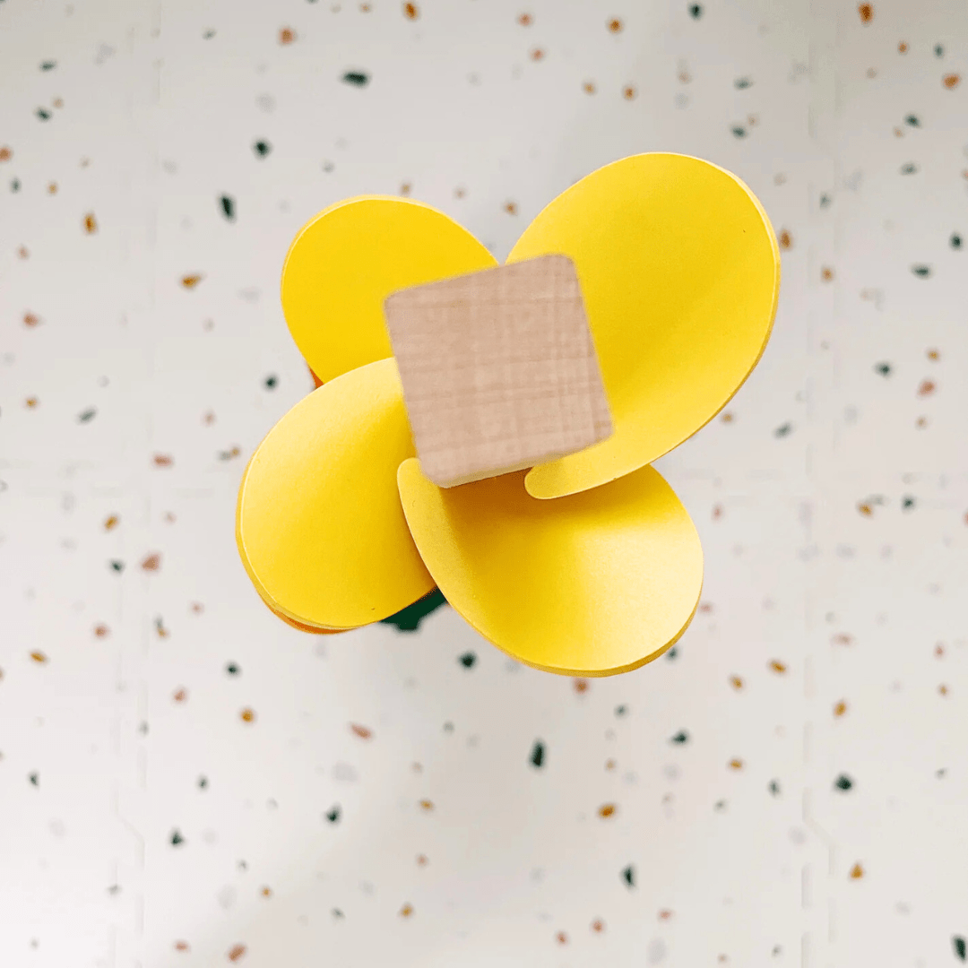 Vue du dessus de l’arbre musical Montessori montrant les pétales jaunes en spirale