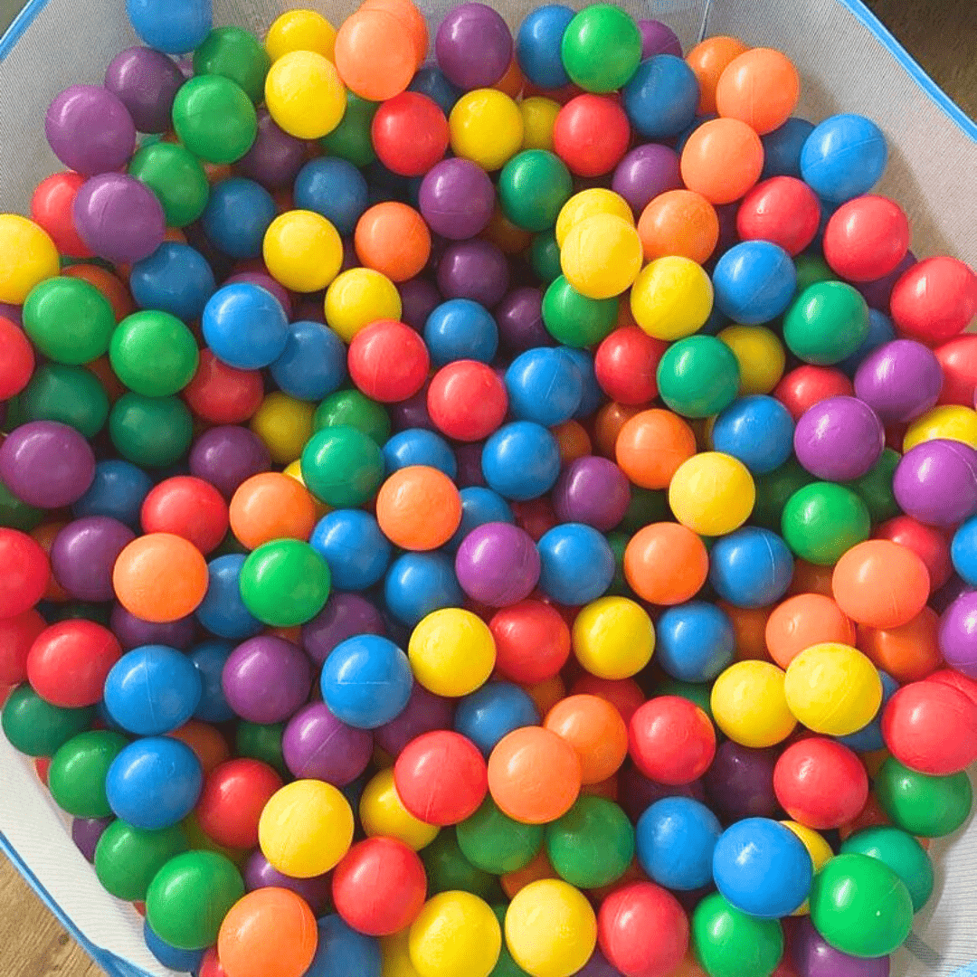 Vue plongeante sur une piscine de balles aux couleurs vives, idéale pour les jeux d’éveil sensoriel des jeunes enfants.