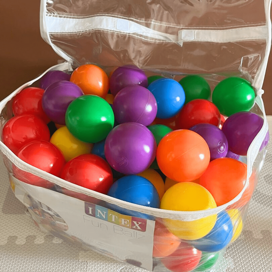 Sac transparent rempli de balles colorées pour piscine à balles, parfait pour le rangement et les jeux sensoriels à la maison.