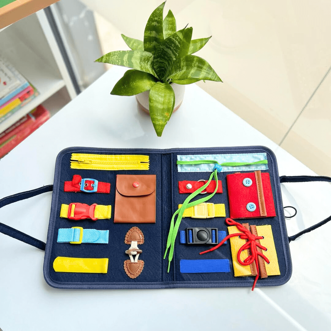 livre d’activités Montessori ouvert avec accessoires éducatifs colorés pour enfants