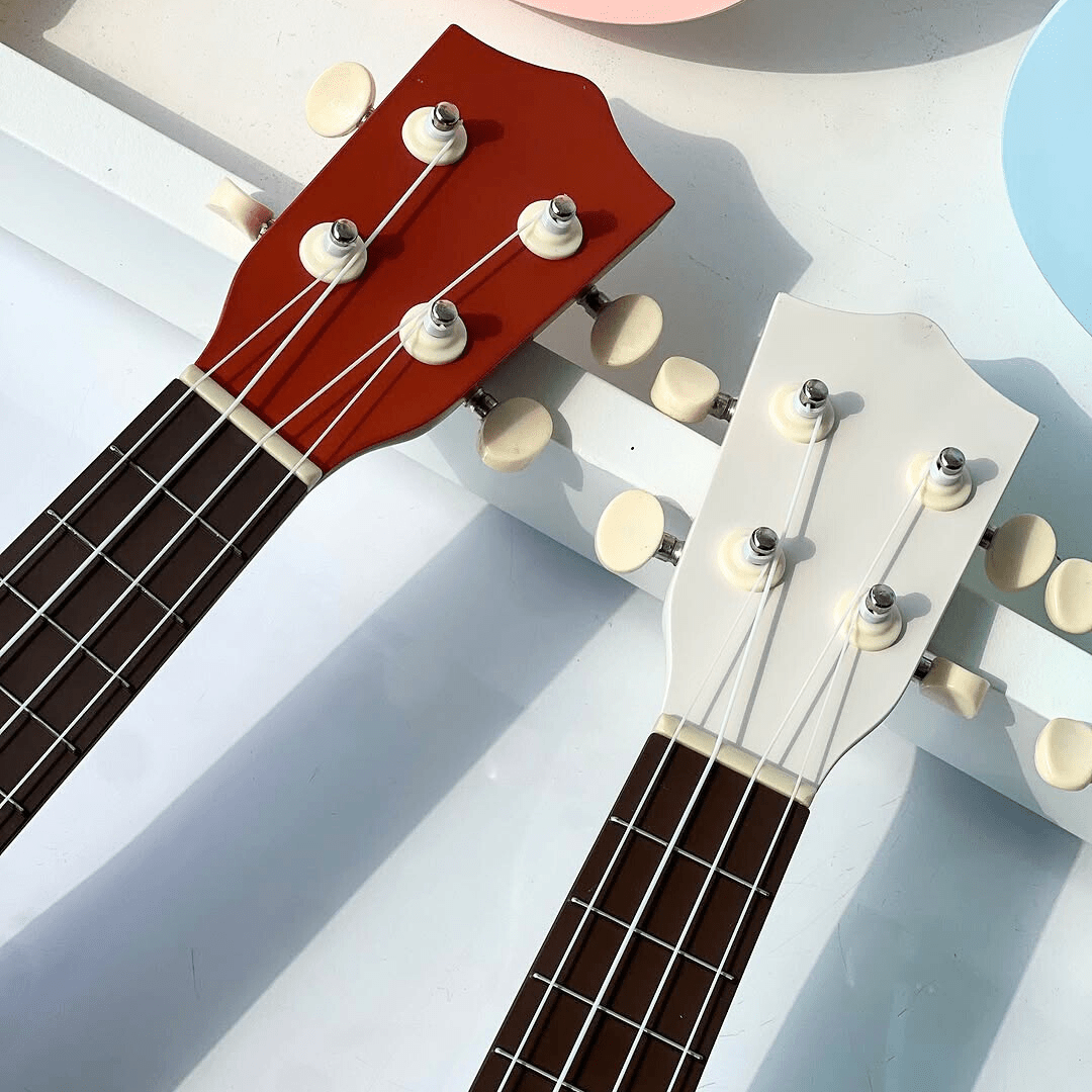 Gros plan sur les mécaniques de deux guitares en bois pour enfant