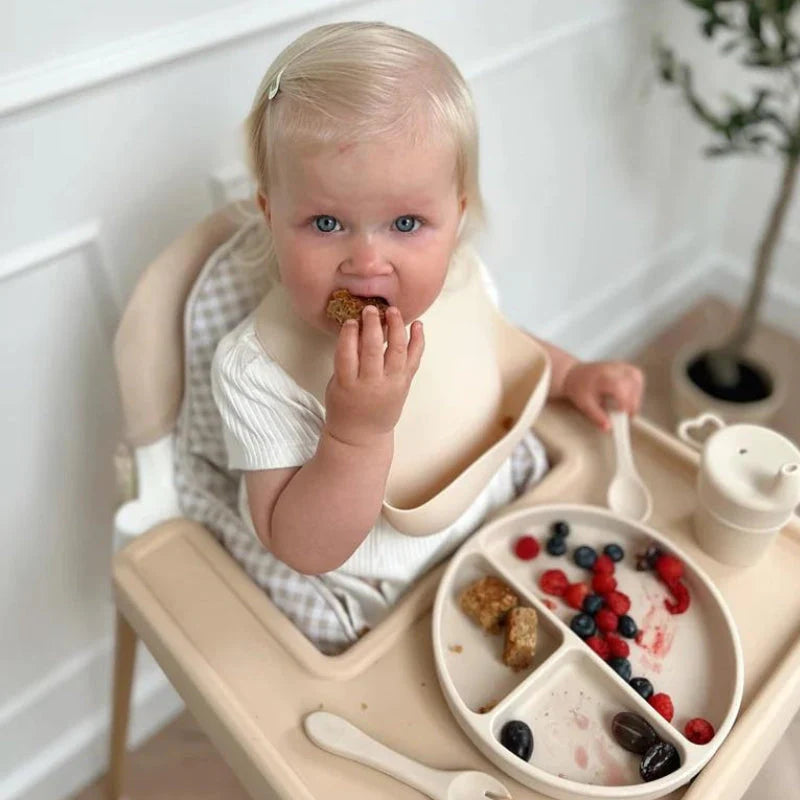 Apprendre à manger : couvert bébé Montessori