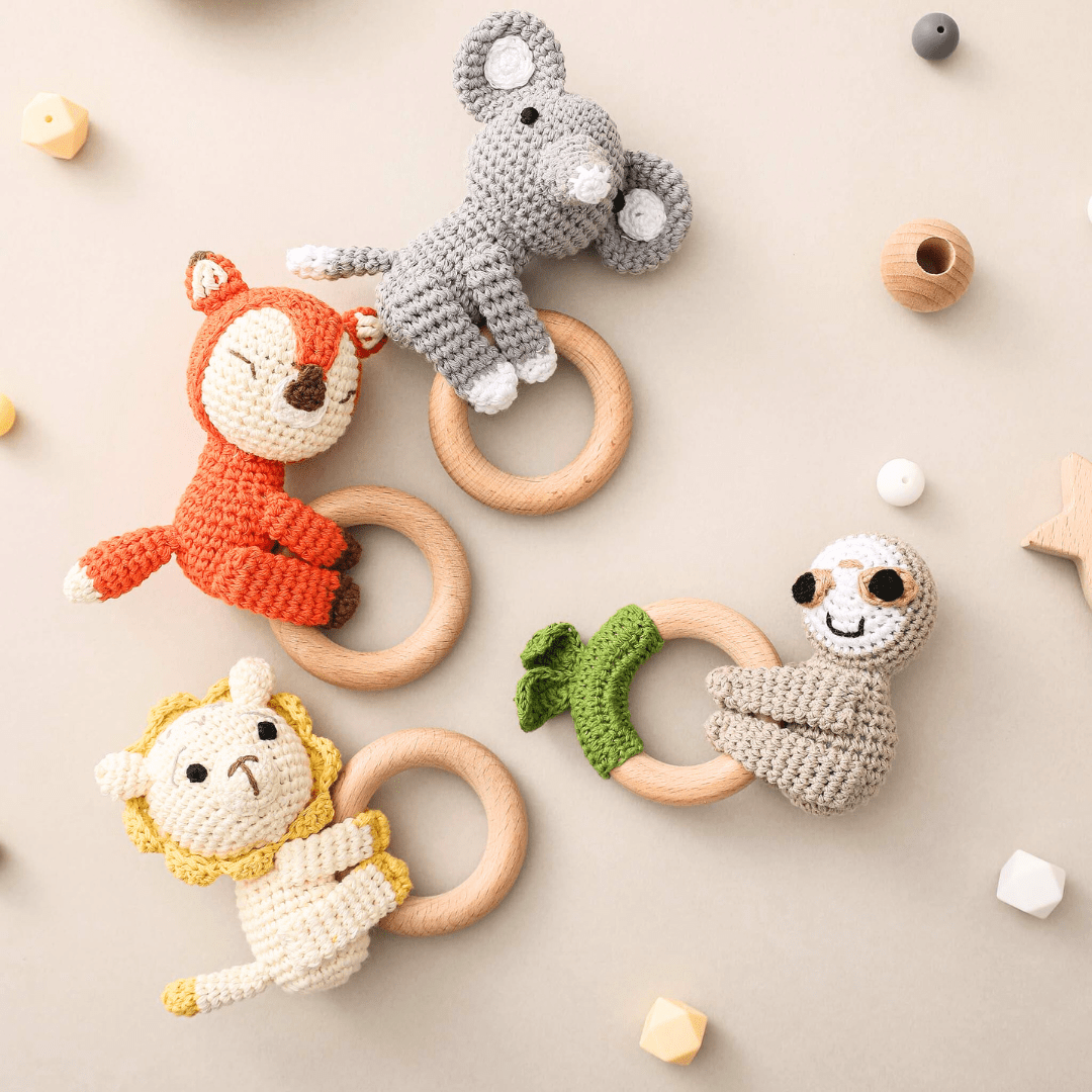 Hochets en bois avec animaux en crochet pour bébé - modèle lion, renard, souris et paresseux - jouets sensoriels Montessori