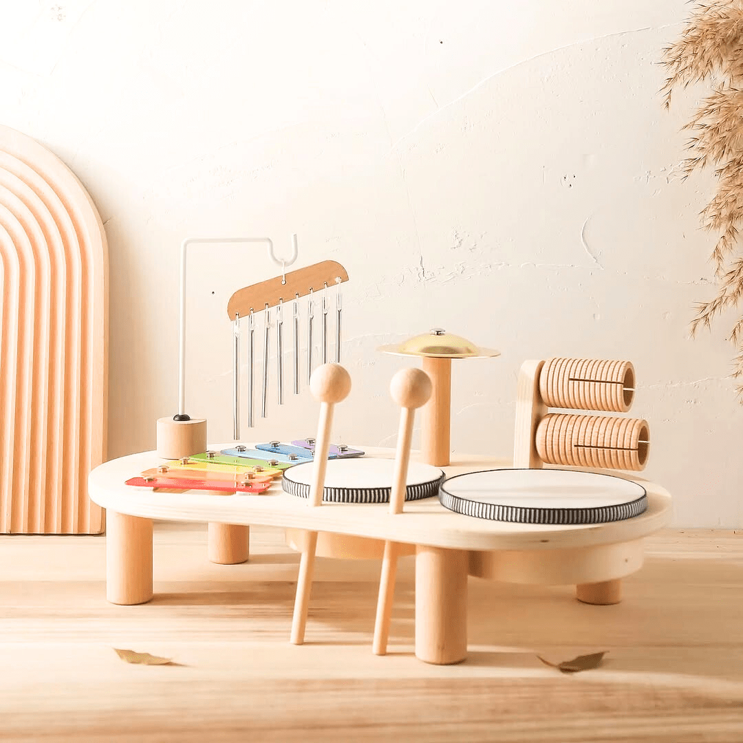 Ensemble musical en bois Montessori complet avec deux tambours, un xylophone coloré, une cymbale et des baguettes, idéal pour l’éveil musical des enfants.