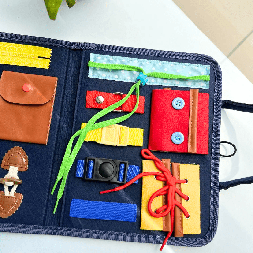 focus sur les activités de motricité fine du livre sensoriel Montessori