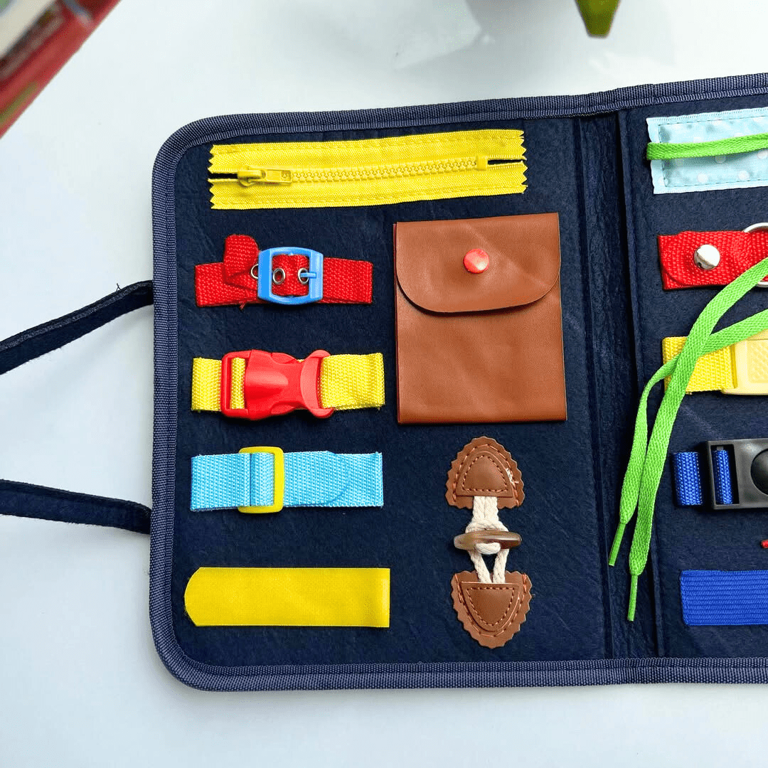 zoom sur les éléments sensoriels du busy book Montessori pour enfant