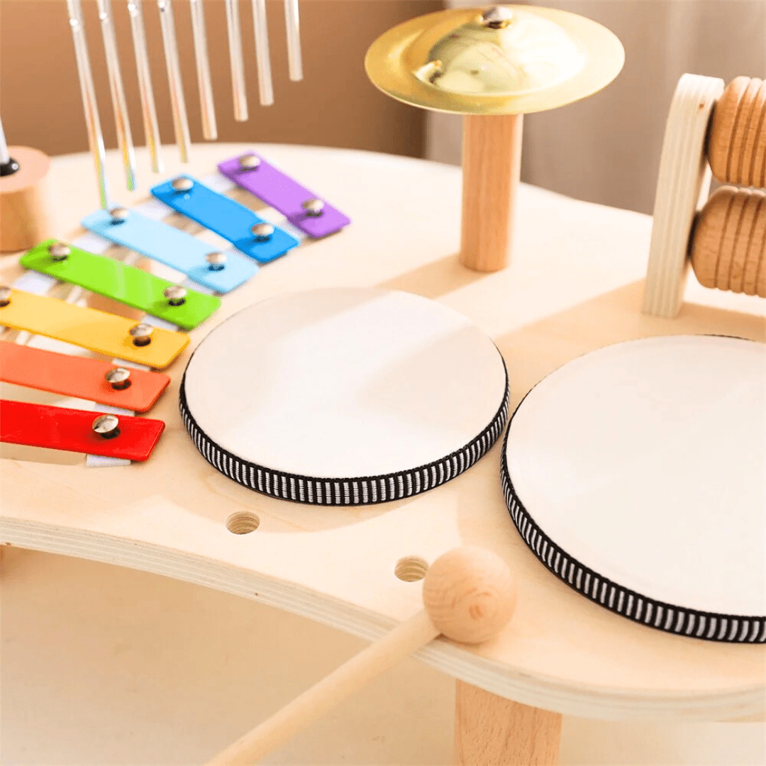 Zoom sur les tambours et le xylophone du kit musical Montessori, mettant en avant les détails et la qualité des matériaux en bois.
